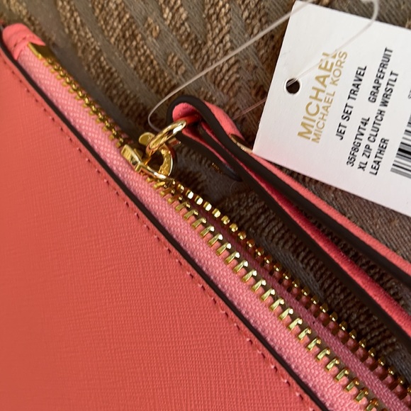 Michael Kors Jet Set Travel XL Zip Clutch-Wristlet - Picture 4 of 16